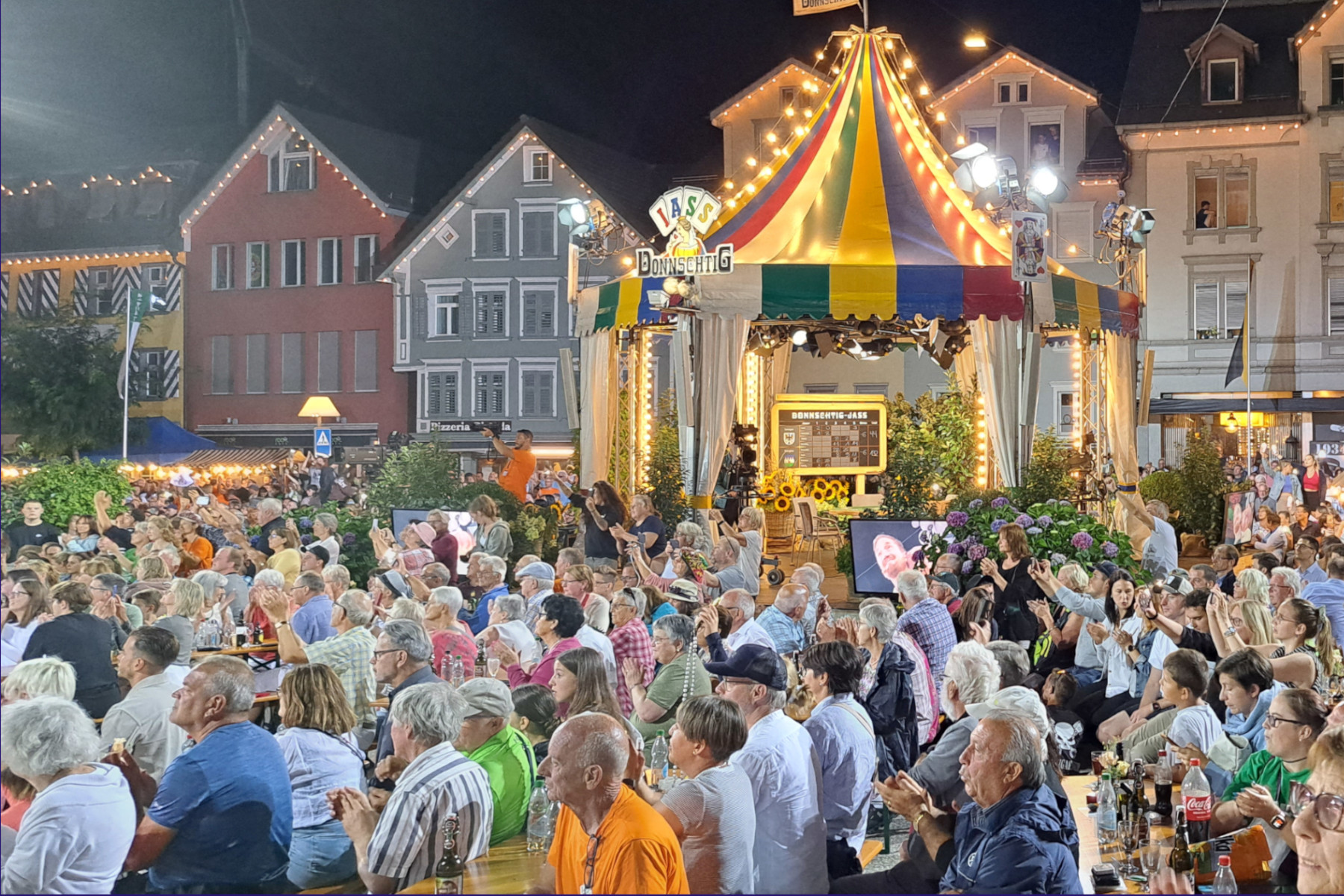 Jasszelt auf Kirchplatz