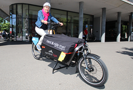 Stadträtin Gaby Krapf auf Cargo-Bike