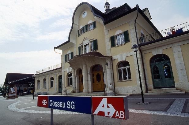 Seit 1856 kann Gossau mit der Bahn erreicht werden. Der Bahnhof stammt aus dem Jahr 1913 und wurde 1992 renoviert.
