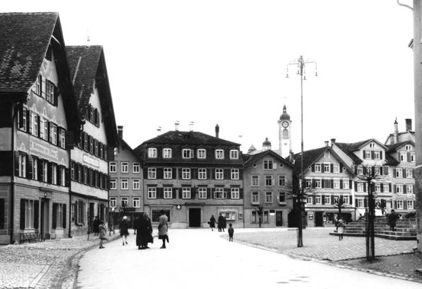 Blick von Süden Richtung "Ochsen", im Hintergrund die Kirche Haldenbüel.