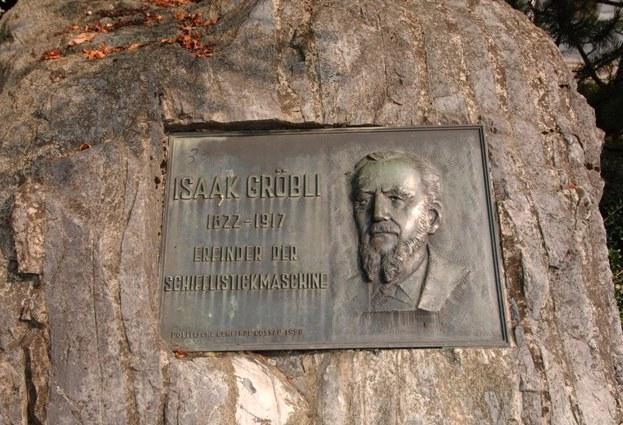 Isaak Gröbli (1822 - 1917) stammte aus Oberuzwil. Dort erfand er seine Schifflistickmaschine. An der Weltausstellung 1867 fanden die auf seinen Maschinen hergestellten Stickereien grosse Beachtung. Ab 1886 betrieb Gröbli im Gossauer Niederdorf ein Stickereigeschäft. Am Gröbliplatz erinnert ein Gedenkstein an den Erfinder.