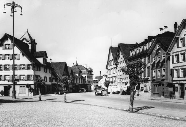 Blick von der St.Gallerstrasse zum Kirchplatz ums Jahr 1930.
