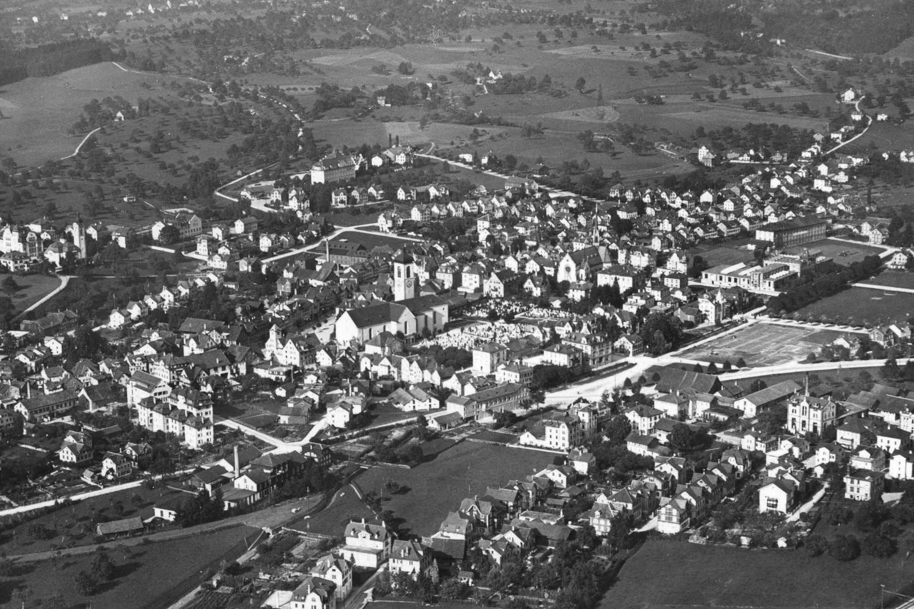 Das Dorf Gossau aus südwestlicher Richtung aufgenommen. Gut erkennbar sind die Andreaskirche mit dem Friedhof und östlich davon die Schutzengelkirche. 