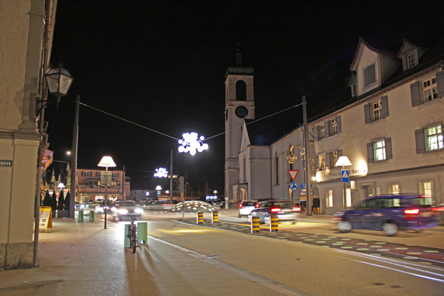 Der Kirchplatz mit der Andreaskirche und dem markanten Beleuchtungs-Cluster bei Nach.