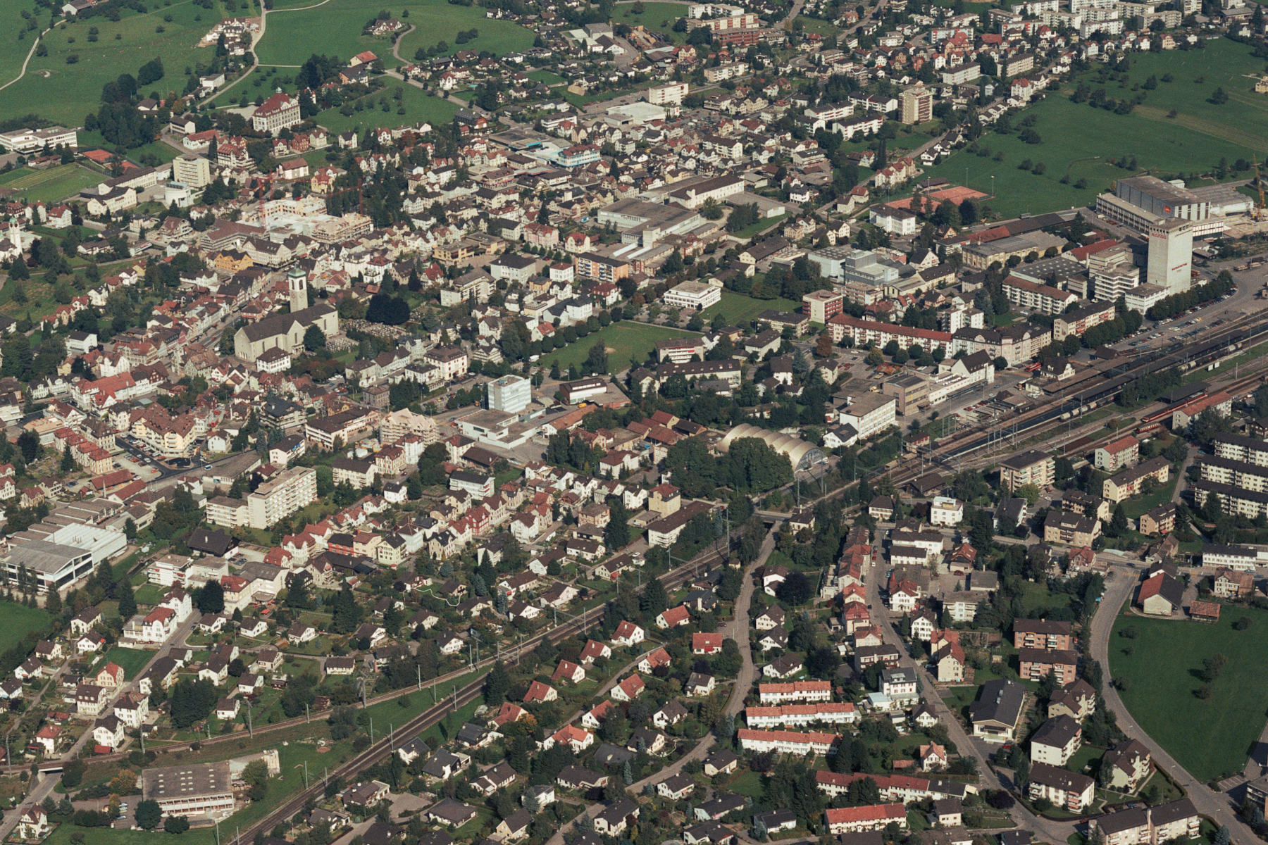 Gossau um 1980 aus Südosten. Im Zentrum Bundwiese und Rathaus.
