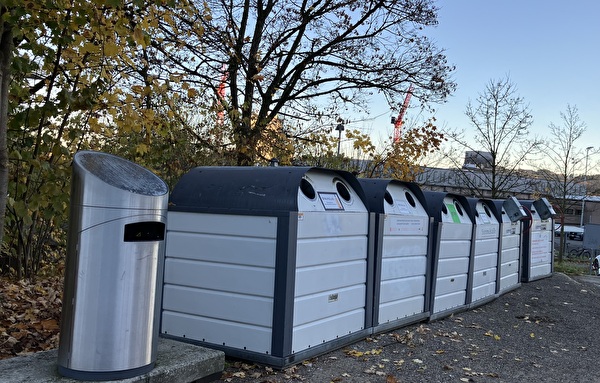 Parkplatzzufahrt südlich der Sporthalle Buechenwald.