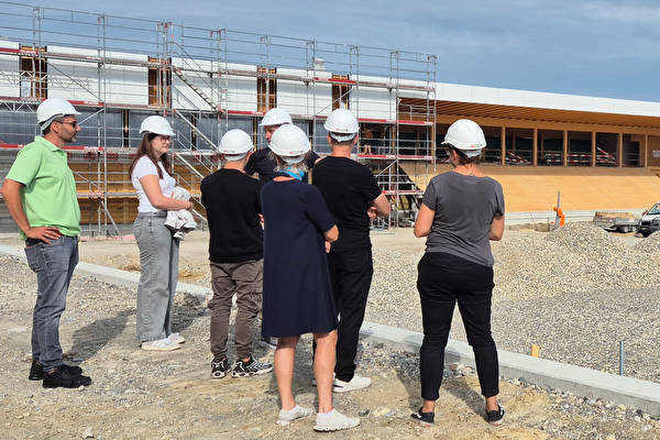 Menschengruppe auf Baustelle