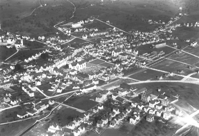 Das Dorf Gossau aus südwestlicher Richtung aufgenommen. Gut erkennbar sind die Andreaskirche mit dem Friedhof und östlich davon die Schutzengelkirche. 