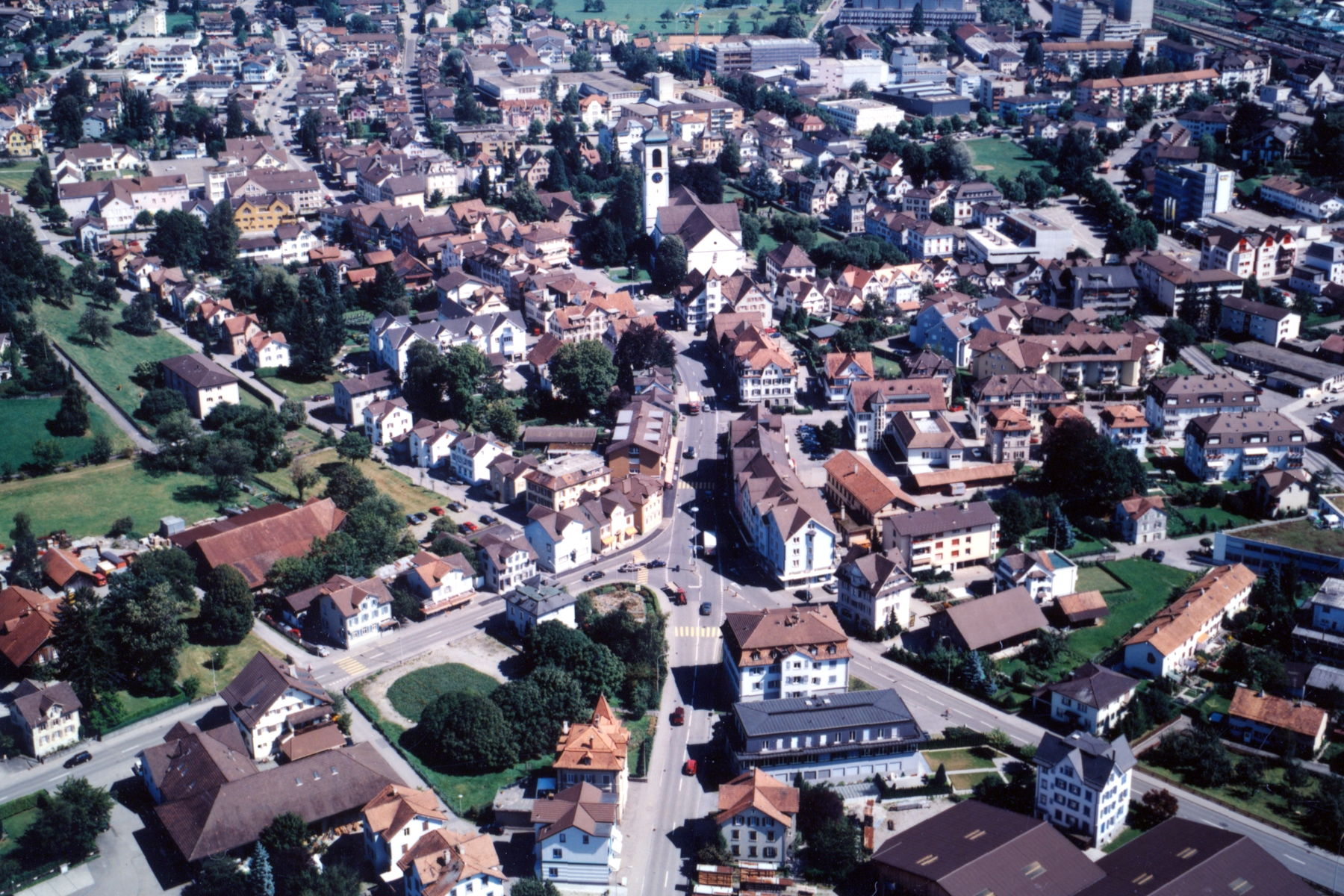 Das Gossauer Zentrum mit dem Gröbliplatz im Vordergrund - aufgenommen 1998.