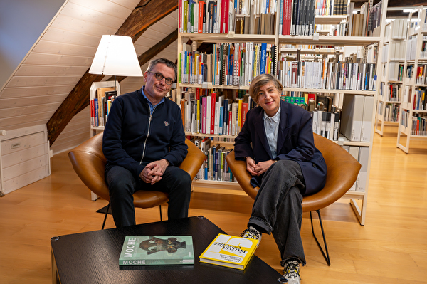 Museumsdirektorin Gesa Schneider und Stadtbibliothekar Oliver Thiele in der Bibliothek des Museums zu Allerheiligen. Foto: Anna Schwer