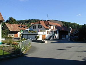 Auf dem Allmendplatz werden tratitionell die Empfange der Vereine durchgefürht. Sowie auch der Banntag an dieser Stelle beginnt, endet er in einer Festhütte mit geselligem beisammensein.