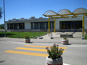 entrée du bâtiment de l'école de la Condémine