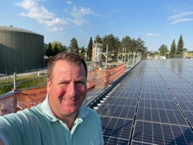 François Helfer, conseiller communal, devant panneaux photovoltaïques