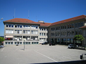 cour et bâtiment scolaire rue de l'Eglise 104