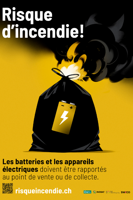 Sac poubelle noir avec une pile à l'intérieur