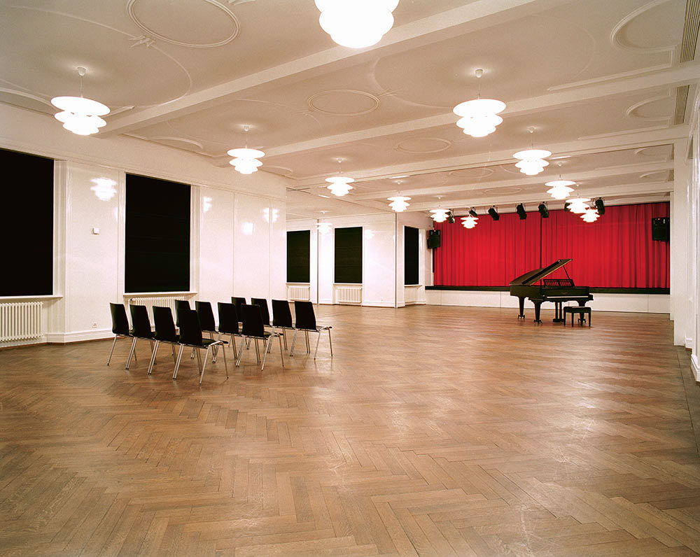 Saal mit Bühne