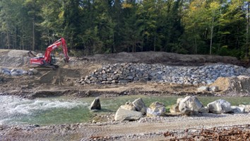 Oktober 2023: Auf der Freiburger Seite wird zum Schutz der neuen Grundwasserzone vis-à-vis der Hornusserhütte ein neuer Uferschutz mit Blocksteinen gebaut.