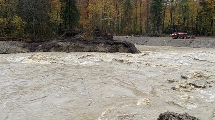 November 2023: Das Hochwasser vom 14. November erodiert das nicht mehr geschützte Freiburger Ufer.