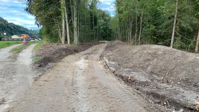 September 2023: 
Die neuen, etwas rückwärtig gelegenen Wander- und Velowege sind im Bau, hier der Abzweiger in Oberflamatt