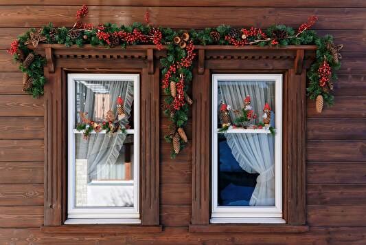 weihnachtlich geschmücktes Fenster