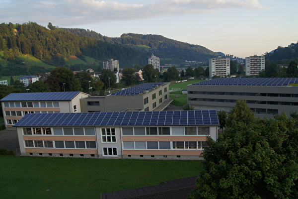 Die Sportanlage Grüenau gehört zum Schulhaus Grüenau. Neben der modernen Doppelturnhalle besitzt sie eine attraktive Aussenanlage mit Laufbahn, Rasenfeld und Skaterpark.
