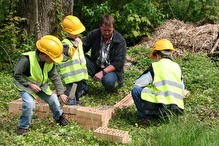 Auf der Kinderbaustelle können Kinder bis 12 Jahre mit professioneller Anleitung nach Herzenslust basteln und werken.