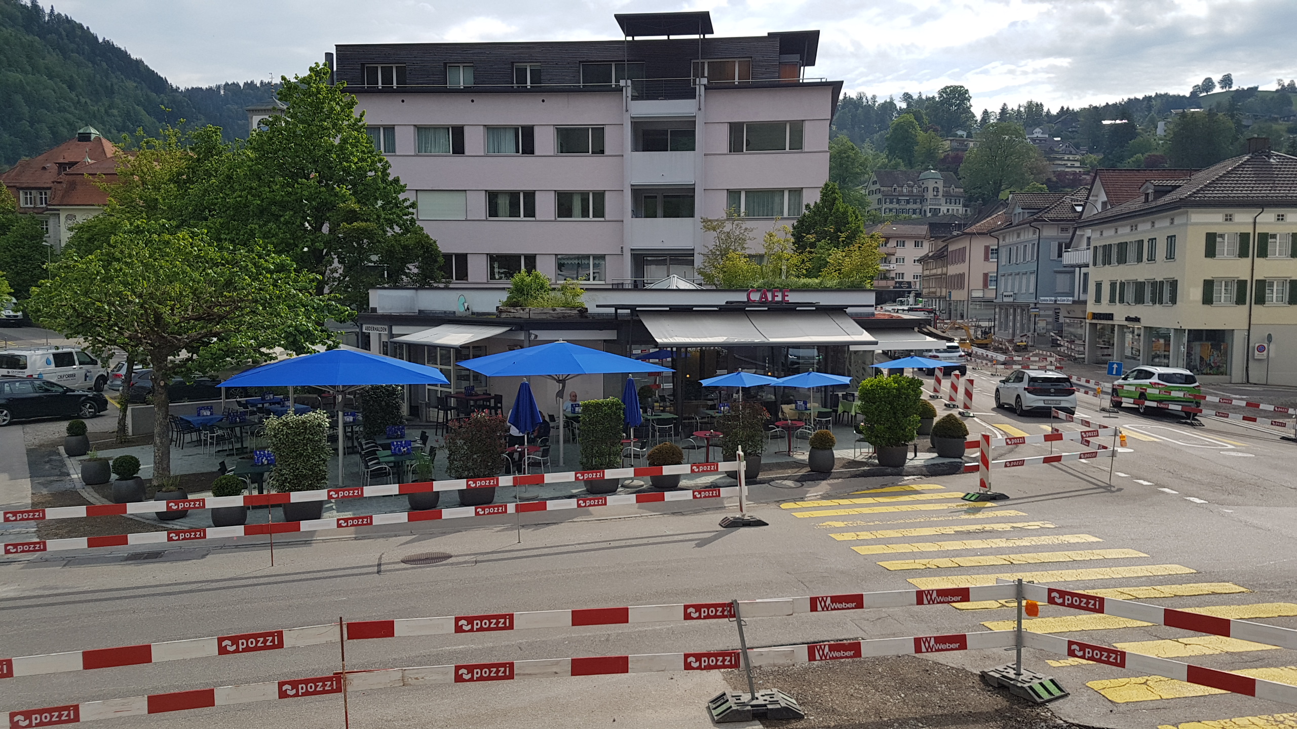 Pünktlich zum Sommeranfang wurde die Terrasse im Café Abderhalden fertig.