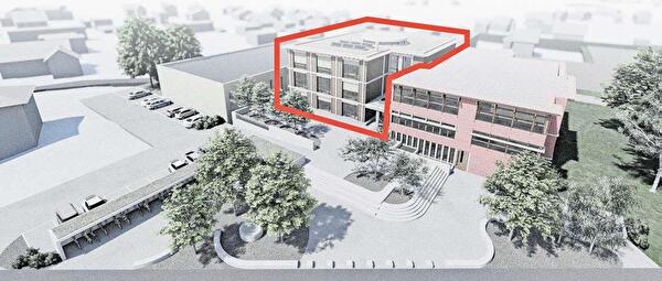 Der rot umrandete, viergeschossige Erweiterungsbau wird auf allen Stockwerken verbunden mit dem bestehenden Schulhaus Stäpfli (rechts) und der Turnhalle (links). Der erweiterte Pausenplatz mit Brunnen (mit integriertem Kunstwerk von Walter Jüstrich) wird zur Strasse hin abgegrenzt. Der neue Veloständer dient gleichzeitig als Abtrennung zum Parkplatz. Autos und Kinder werden strikt getrennt.