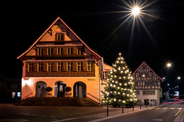 Bernecker Rathaus mit Weihnachtsbeleuchtung im Winter 2019/2020 (© David Heule)