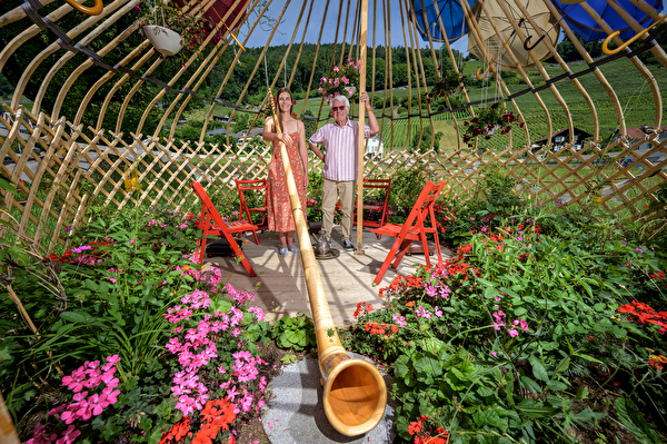 Lisa Stoll und Beda Germann im Paradiesgarten Dshajluu