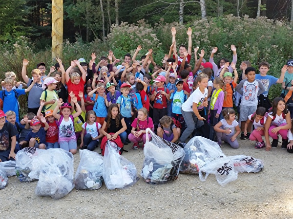 Les élèves de l'école primaire de Cornol à la cabane forestière.