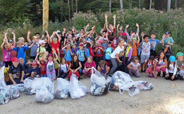 Les élèves de l'école primaire de Cornol à la cabane forestière.