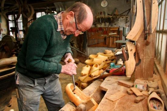 Monsieur André Gaignat lors de la fabrication d'un sabot