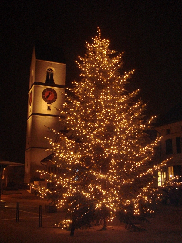 Weihnachtsbaum mit Kirche