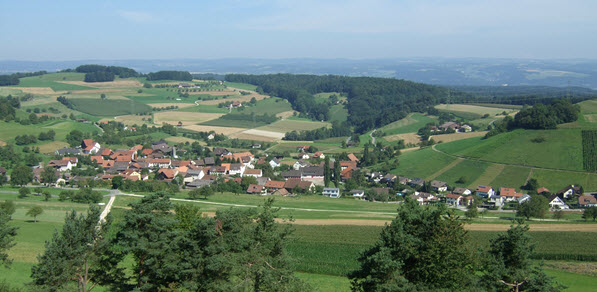 Ansicht Dorf Mandach vom Rotberg her mit Fernsicht in den Schwarzwald