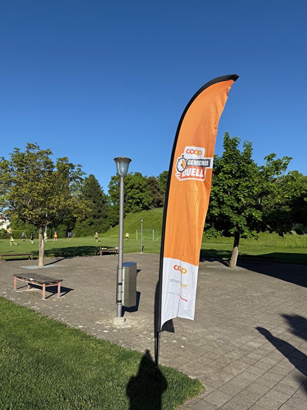 Beachflag auf Vorplatz Erlimatthalle