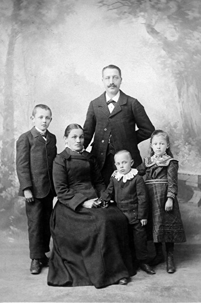 Familie Josef und Karoline Hänsli-Meier, mit Kinder Josef (ganz links), Wilhelm und Marie, Aufnahme von 1905