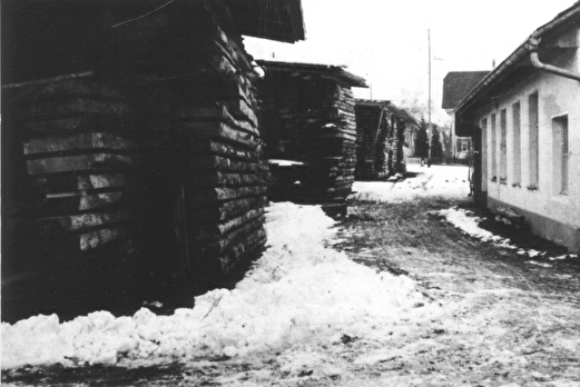 Holzlager über dem offenen Dorfbach für die Holzstösse- und Holzschuhfabrik, heutige Liegenschaft Sälistrasse 1/Oberdorfstrasse, Aufnahme 1935