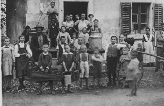 Gruppenbild vor Chäsi, Aufnahme 1917