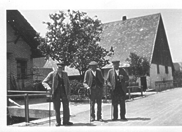 Haus links: ehemalige Schmitte auf dem späteren Leuta-Areal, heute alles im Eigentum der Gemeinde. Aufnahme aus dem Jahr 1935