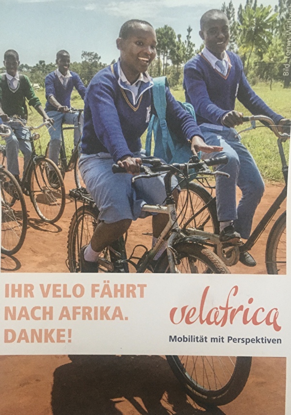 Flyer für Velafrica mit Symbolbild mit Kindern in Afrika auf einem Velo