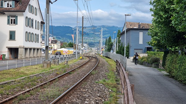 Strandweg, Schiene und Kantonsstrasse werden auf Höhe der Kirchgasse mehrfach unterbrochen.