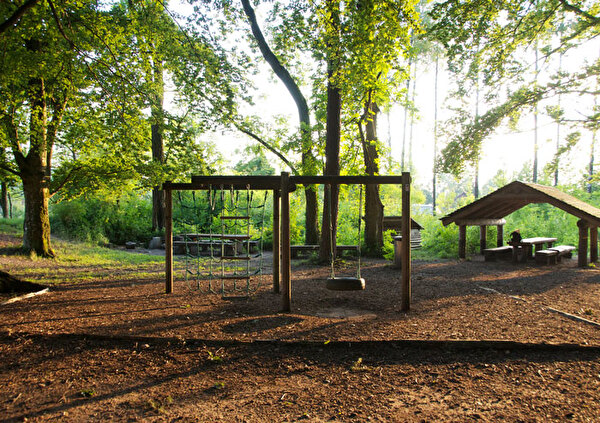 Das Bild zeigt den Spielplatz und die Grillstelle beim Föhrewäldli.