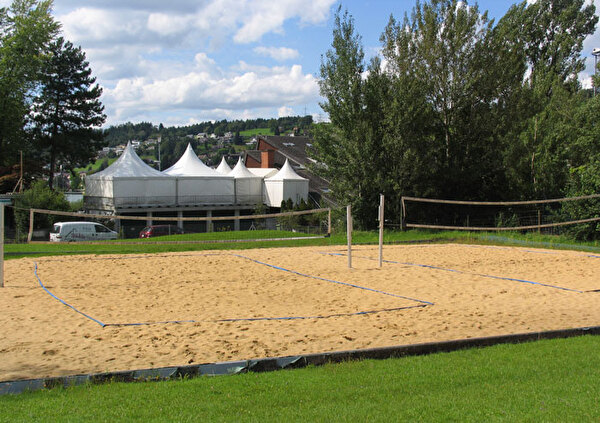 Auf dem Bild sind die Beachvolleyball-Felder vom Hallen- und Seebad Schmerikon ersichtlich. 