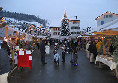 Auf dem Bild sieht man den Weihnachtsmarkt