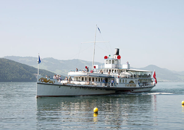 Auf dem Bild ist das Kursschiff auf dem Zürichsee zu sehen. 