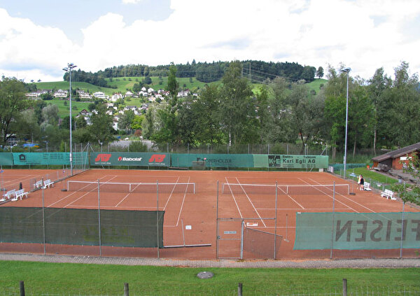 Auf dem Bild ist der Tennisplatz ersichtlich.