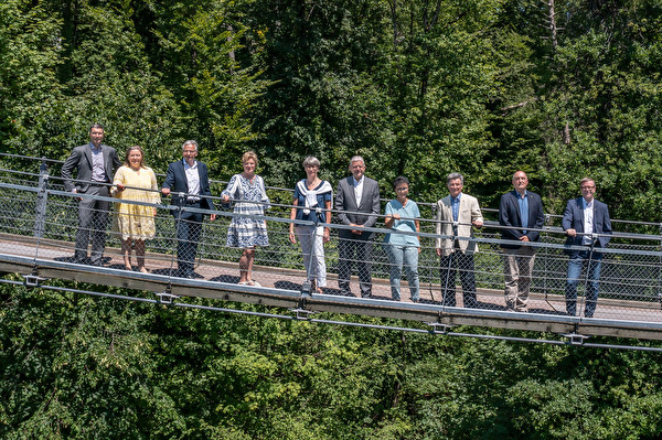 Gruppenaufnahme des Gemeinderats, v.l.n.r.: Didier Mayenzet (Gemeindeschreiber), Marzena Kopp (Gesellschaft), Hanspeter Göldi (Soziales), Verena Bergmann (Finanzen), Cordula Kaiss (Schulpräsidentin), Christoph Hiller (Gemeindepräsident), Irene Ritz (Liegenschaften), Heini Bossert (Hochbau), Alain Chervet (Tiefbau), Marcel Bussmann (Sicherheit) Foto: Manuel Mandis