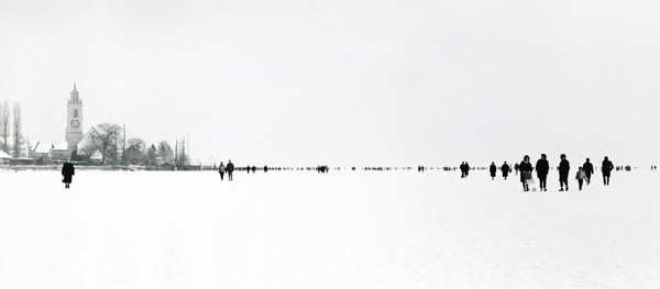 Menschen auf gefrorenem Zürichsee