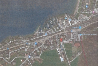Nähe Bahnhof und Talstation, unterhalb des Altersheimes auf der rechten Strassenseite